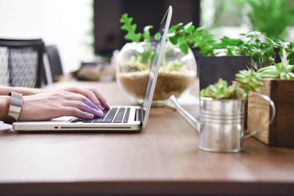 パソコンを使って家で仕事をする人