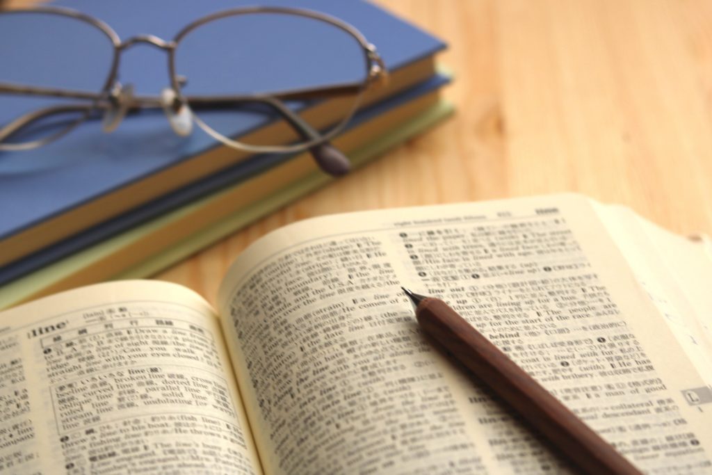 開いた本と鉛筆