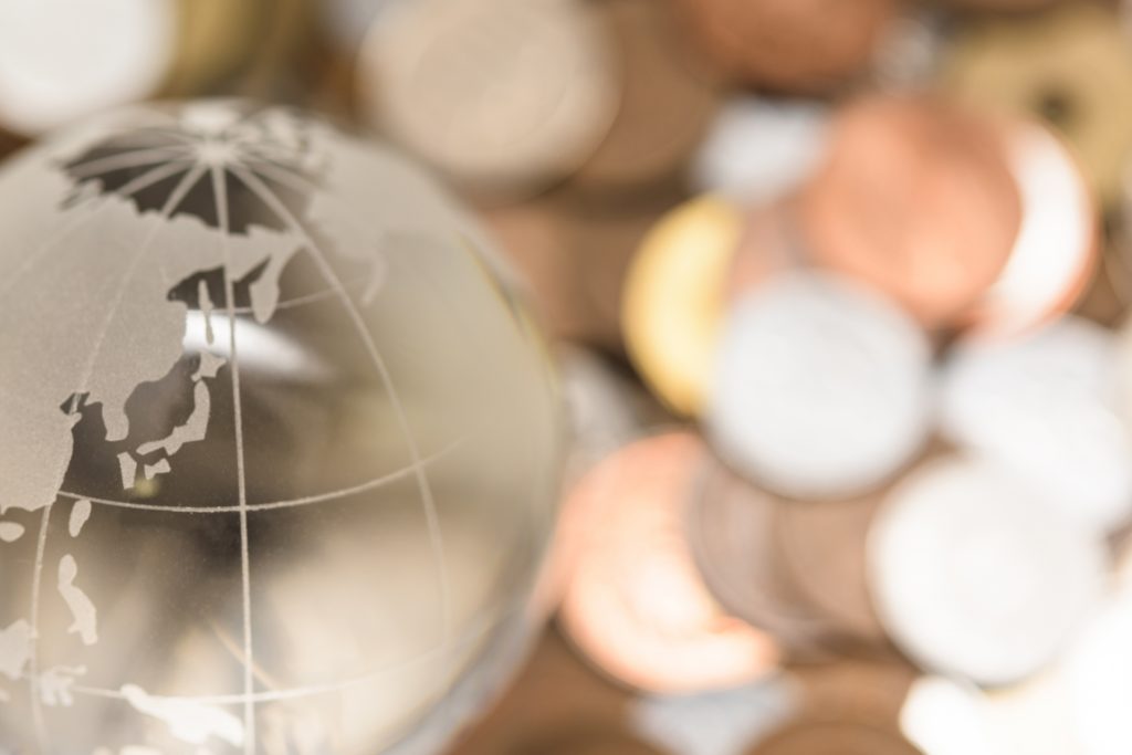 地球儀とたくさんの小銭