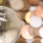 地球儀とたくさんの小銭