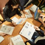 会議をする人たち