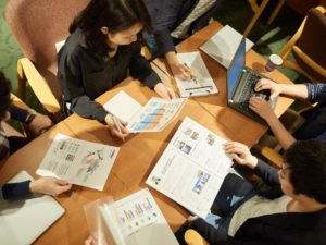 会議をする人たち