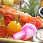 おせちのお重の写真。海老がアップで写っている