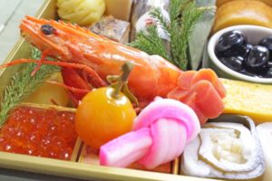 おせちのお重の写真。海老がアップで写っている