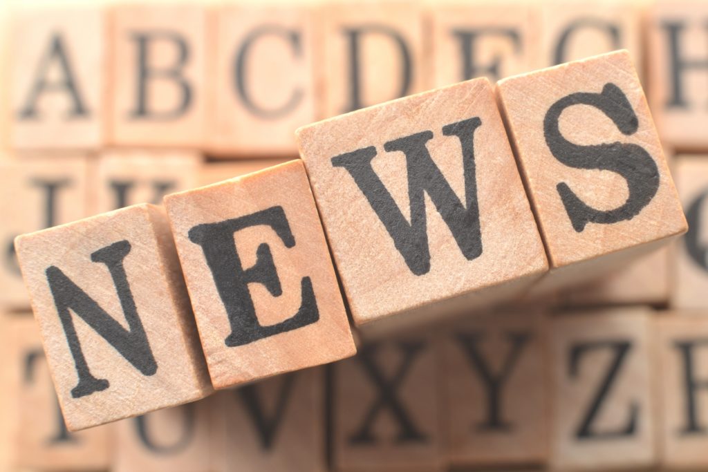 newsの文字が書いてある積み木