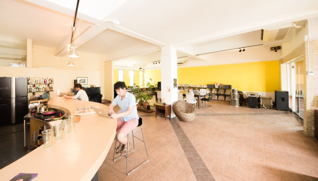 コワーキングカフェで働く人