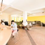 コワーキングカフェで働く人