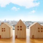 空と家が立ち並ぶ町並み